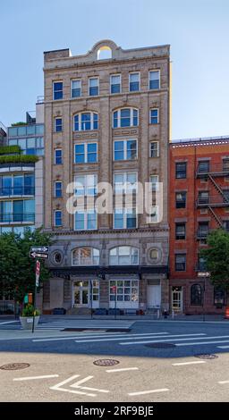 West Village : 321 West 13th Street est un immeuble loft de 1907 briques et pierres converti en appartements condominiaux. Banque D'Images