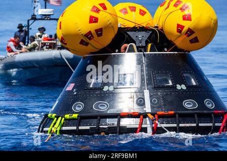 26 juillet 2023, San Diego, Californie, États-Unis : l'article CMTA (Crew module Test Article) est vu dans les eaux de l'océan Pacifique lors du test de récupération en cours 10 (URT-10) de la NASA. Le CMTA est une maquette grandeur nature du vaisseau spatial Orion et est utilisé par la NASA et ses partenaires du ministère de la Défense pour pratiquer les procédures de récupération pour les missions Artemis avec équipage. URT-10 est le premier test spécifiquement en soutien à la mission Artemis II et a permis à l'équipe de pratiquer ce que ce sera de récupérer des astronautes et de les ramener sur le navire de récupération en toute sécurité. (Image de crédit : © Frank Michaux/NASA/ZUMA Press Wire) E Banque D'Images