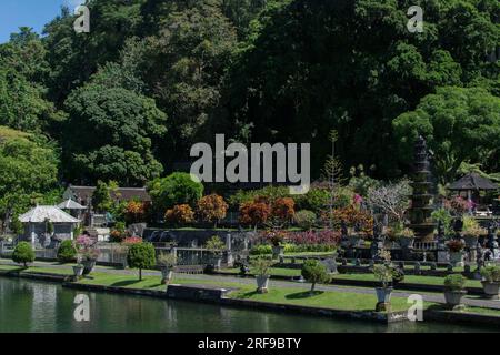 Statues balinaises en pierre sur l'eau dans le Lake Water Palace Tirta Gangga à Bali, Indonésie Banque D'Images