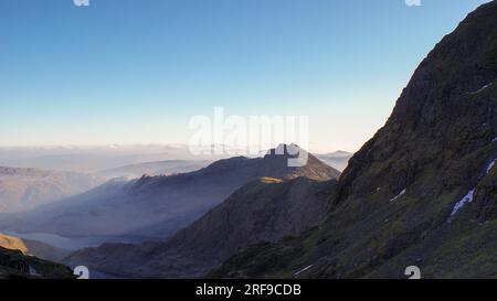 À mi-chemin de l'année Wyddfa / snowdon, regardant en arrière le long de la crête avec une brume légère Banque D'Images