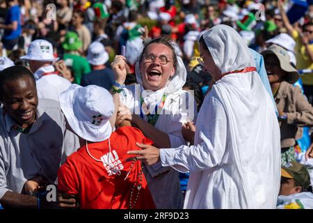 Lisbonne, Portugal. 01 août 2023. Les gens parlent fort alors qu'ils célèbrent l'ouverture de la réunion de la Journée mondiale de la Jeunesse à Lisbonne. Cette activité religieuse est une rencontre mondiale des jeunes avec le Pape et a lieu tous les deux, trois ou quatre ans sur une base internationale dans une ville choisie par le souverain Pontife. Crédit : SOPA Images Limited/Alamy Live News Banque D'Images