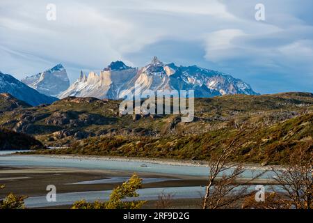 Massif de Paine (Cuerno Paine Grand et Cuerno principal) dans le parc national Torres del Paine Chili. Banque D'Images