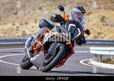 le motocycliste prend une courbe nette sur sa moto. Photographie prise dans le port de Navalmoral, province de la ville d'Avila, Espagne, pendant la journée Septem Banque D'Images