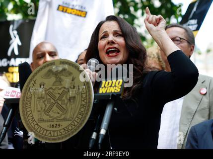 New York, États-Unis. 01 août 2023. Fran Drescher parle alors que les membres et acteurs de la Writers Guild of America East et de SAG-AFTRA tiennent des pancartes devant l'hôtel de ville le mercredi 1 août 2023 à New York. SAG-AFTRA, qui représente 160 000 acteurs de télévision et de cinéma, est maintenant en grève pour rejoindre les scénaristes qui piquent depuis mai en raison d’une série de questions, y compris la rémunération et l’utilisation de l’intelligence artificielle. Photo de John Angelillo/UPI crédit : UPI/Alamy Live News Banque D'Images