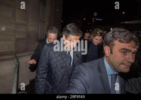 François Fillon devant sont SIEGE de campagne, au soir du premier tour de la primaire de la droite, à Paris, le 20 novembre 2016. Banque D'Images