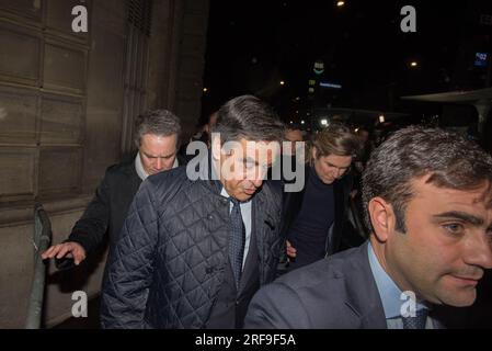 François Fillon devant sont SIEGE de campagne, au soir du premier tour de la primaire de la droite, à Paris, le 20 novembre 2016. Banque D'Images