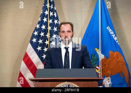 Washington, États-Unis. 01 août 2023. Le Conseil spécial Jack Smith prend la parole lors d'une conférence de presse après que Donald Trump a été inculpé pour des accusations criminelles par un grand jury fédéral dans l'affaire d'ingérence électorale de 2020 à Washington, DC, le mardi 1 août 2023. Trump a été inculpé pour quatre chefs d’accusation, dont complot pour frauder les États-Unis ; complot pour entraver une procédure officielle ; obstruction d’une tentative d’obstruction à une procédure officielle et complot contre les droits. Photo Bonnie Cash/UPI crédit : UPI/Alamy Live News Banque D'Images