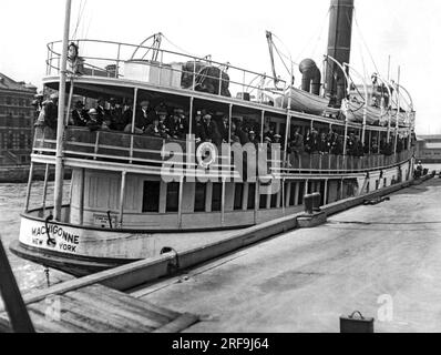 New York, New York : 21 août 1923 immigrants arrivant à Ellis Island à bord du Tender Machigonne. Banque D'Images
