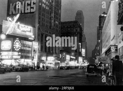 New York, New York : 13 juin 1961. La « Great White Way » de New York n'est qu'à moitié éclairée dans cette vue de Broadway lors d'une panne de courant massive dans le centre-ville de Manhattan. Banque D'Images