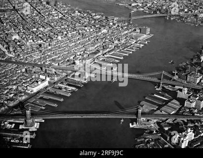 New York, New York : c. 1925. Les ponts de Brooklyn, Manhattan et Williamsburg enjambant l'East River. Banque D'Images