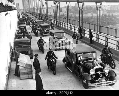 New York, New York : 24 octobre 1931. Défilé cérémonial pour l'ouverture du nouveau pont de la rivière Hudson, maintenant nommé pont George Washington. Il relie le quartier de Washington Heights à Manhattan avec fort Lee dans le New Jersey. Banque D'Images