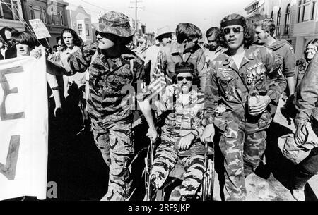 San Francisco, Californie : 1970 une marche de la paix anti-guerre du Vietnam avec des vétérans du Vietnam, dont un amputé en fauteuil roulant, ouvre la voie. Banque D'Images