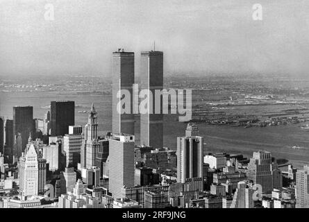 New York, New York : 5 août 1972 les tours jumelles récemment achevées du World Trade Center avec Staten Island en arrière-plan. Banque D'Images