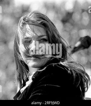 San Francisco, California : : c. 1968 Une photo de la chanteuse et compositrice Judy Collins lors d'une manifestation contre la guerre du Vietnam au Golden Gate Park. © Malcolm Lubliner / Archives Underwood / The image Works Banque D'Images