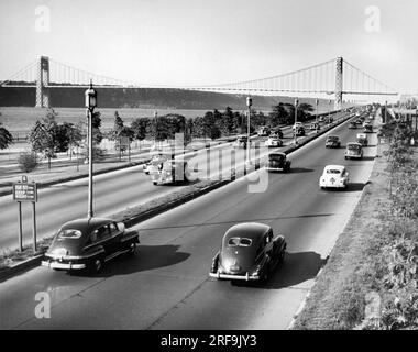 New York, New York : c. 1948. En regardant vers le nord sur Henry Hudson Drive, vu de Riverside Dr, à la 158e rue Le pont George Washington est en arrière-plan. Banque D'Images