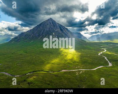 Rannoch Moor et montagnes autour de Buachaille Etive Mòr d'un drone, River Coupall, Glen Etive et River Etive, Highlands, Écosse, Royaume-Uni Banque D'Images