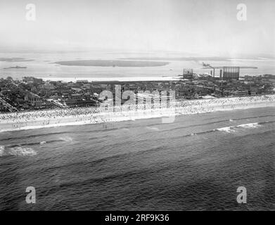 New York, New York : c. 1927 une vue aérienne d'une plage bondée de Rockaway Beach dans le Queens sur long Island. Banque D'Images