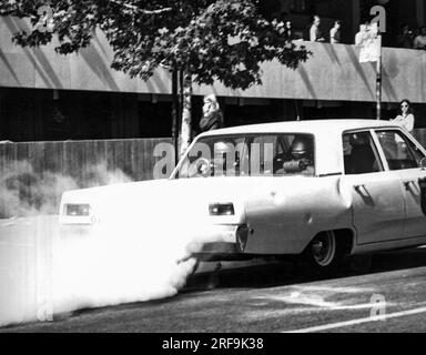 Berkeley, Californie : mai 1969 Une voiture de police de Berkeley libère du gaz poivre de son coffre sur Telegraph Avenue le premier jour des affrontements dans les émeutes du People's Park. Banque D'Images