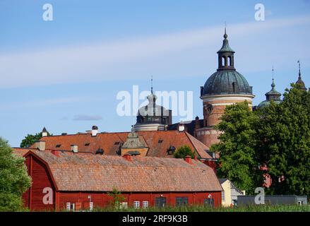 Vieux bâtiments contre ciel pendant l'été Banque D'Images