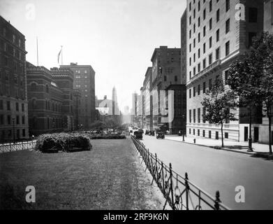 New York, New York : c. 1928 en regardant vers le sud sur Park Avenue de la 66e rue montrant la tour du Ritz et au loin se trouve la tour du nouveau NY Central Building chevauchant Park Avenue. Banque D'Images