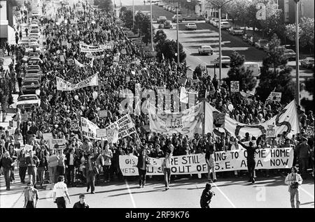 San Francisco, Californie : 1970 une marche de paix anti-guerre du Vietnam sur Geary Boulevard avec des vétérans du Vietnam et des défenseurs de l'Union des prisonniers Unis ouvrant la voie. Banque D'Images