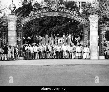 Berkeley, Californie : Mai, 1969 la police de Berkeley en équipement anti-émeute se forme sous Sather Gate sur Sproul Plaza sur le campus de l'Université de Californie dans le premier jour des confrontations avec les étudiants. Banque D'Images