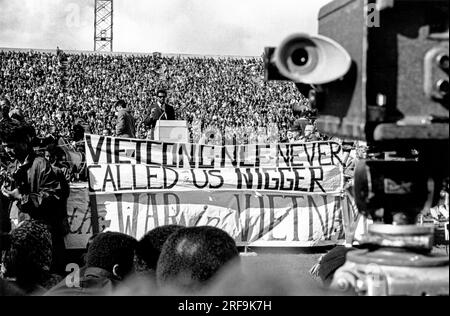 San Francisco, Californie : c. 1970. Une Black Panther parlant lors d'un rassemblement anti-Vietnam. Banque D'Images