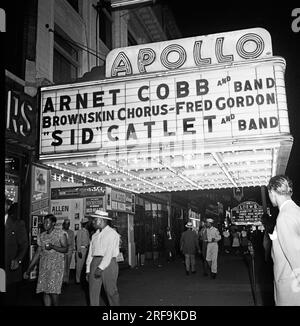 New York, New York : c. 1947 vue du chapiteau Apollo Theatre la nuit sur West 125th Street à Harlem. Banque D'Images