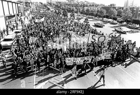 San Francisco, Californie : 1970 une marche de paix anti-guerre du Vietnam sur Geary Boulevard avec des vétérans du Vietnam et des défenseurs de l'Union des prisonniers Unis ouvrant la voie. Banque D'Images