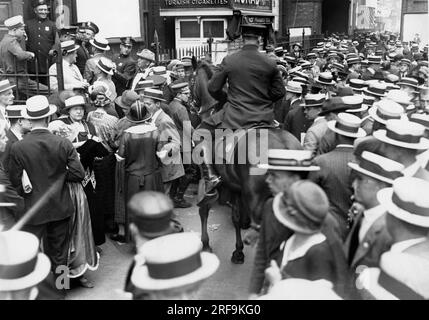 New York, New York : 28 juin 1924 police travaillant pour contrôler l'immense foule qui a essayé d'entrer au Madison Square Garden aujourd'hui. Banque D'Images