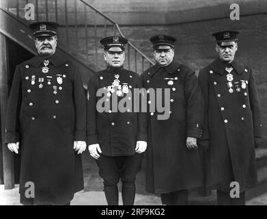 New York, New York : c. 1927 quatre membres de la Légion d'honneur du département de police de New York. Tous ont des médailles pour bravoure. Banque D'Images