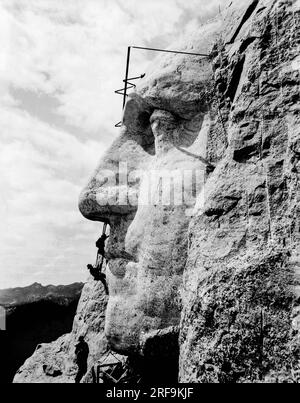Mt. Rushmore, Dakota du Sud : c. 1932. Des ouvriers travaillant sur le visage de George Washington sur le Mt. Rushmore. Banque D'Images