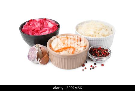 Délicieuse choucroute préparée selon différentes recettes et épices sur fond blanc Banque D'Images