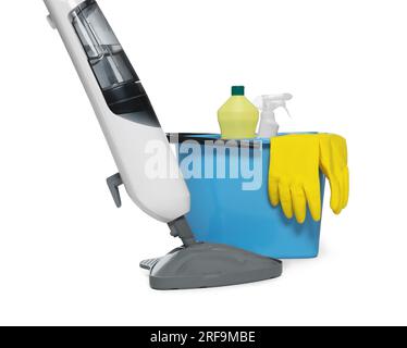 Balai à vapeur moderne et seau avec différentes fournitures de nettoyage isolé sur blanc Banque D'Images