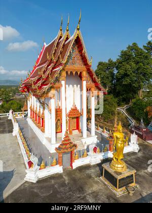 Drone vue aérienne du temple bouddhiste Wat Khao Bot a Theravada situé à Bang Saphan, Prachuab Khiri Khan, Thaïlande. Banque D'Images