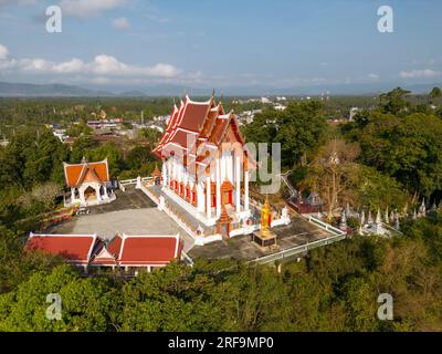 Drone vue aérienne du temple bouddhiste Wat Khao Bot a Theravada situé à Bang Saphan, Prachuab Khiri Khan, Thaïlande. Banque D'Images