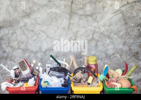 Le concept de classification des déchets pour le recyclage. Collecte des poubelles pleines de différents types de déchets dans la séparation selon la couleur de Banque D'Images