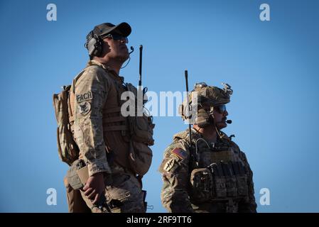 Des aviateurs de la 1e Escadre des opérations spéciales, du 73e Escadron des opérations spéciales, participent à l'exercice SOUTHERN STAR, soutenant l'entraînement interarmées et multinational des contrôleurs interarmées d'attaque terminal près d'Antofagasta, au Chili, le 24 juillet 2023. L’exercice SOUTHERN STAR, un exercice des forces d’opérations spéciales dirigé par le Chili en étroite collaboration avec le Commandement des opérations spéciales Sud, a réuni des forces du Chili et des États-Unis pour améliorer l’intégration et permettre des capacités asymétriques avec les alliés et les partenaires. (ÉTATS-UNIS Photo de l'Armée de l'Air par le sergent-chef Cody H. Ramirez) Banque D'Images