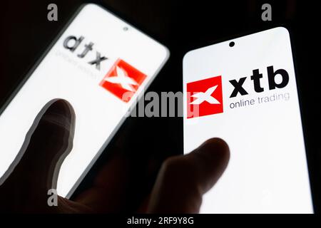 Pologne. 01 août 2023. Dans cette illustration photo, un logo XTB vu affiché sur un smartphone. Crédit : SOPA Images Limited/Alamy Live News Banque D'Images