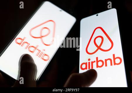 Pologne. 01 août 2023. Dans cette illustration photo, logo Airbnb vu affiché sur un smartphone. Crédit : SOPA Images Limited/Alamy Live News Banque D'Images