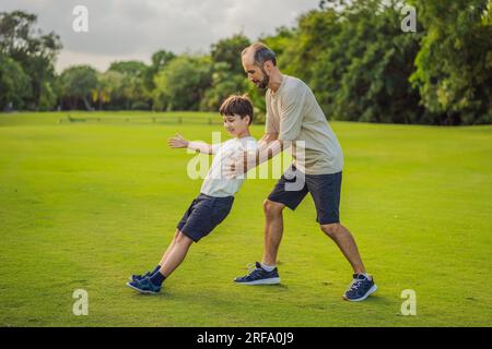 Un exercice touchant de confiance en tant que fils retombe dans les bras de son père, démontrant une confiance inébranlable et le lien entre parent et enfant Banque D'Images