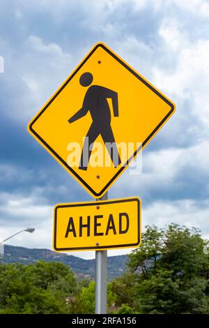 panneau d'avertissement en losange jaune pour les piétons sur la route devant vous ou traversant Banque D'Images