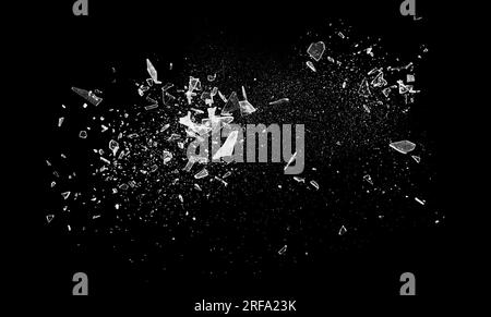 Verre cassé sur le bachground noir. Effet de verre fissuré réaliste isolé Banque D'Images