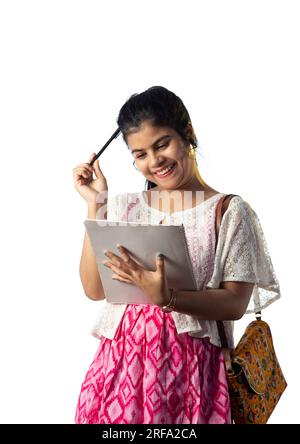 Une jolie jeune fille indienne grattant la tête tout en prenant des notes sur fond blanc Banque D'Images