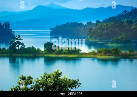 Une superbe eau bleue du paysage du lac Kenyir avec une zone vallonnée en toile de fond. Lac Kenyir, Malaisie Banque D'Images