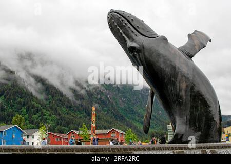Sculpture de baleine à bosse Tahku et fontaine à Juneau Banque D'Images