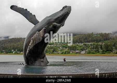 Sculpture de baleine à bosse Tahku et fontaine à Juneau Banque D'Images