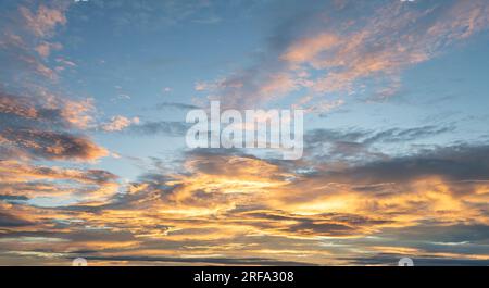 L'éclairage de l'heure dorée est doux, diffus et avec peu de contraste, puisque le soleil est bas dans le ciel et il crée cet effet chaud et lumineux. Banque D'Images