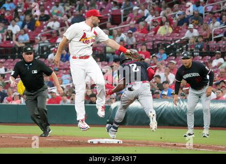 St. Louis, États-Unis. 01 août 2023. St. Paul Goldschmidt, premier joueur de base de Louis Cardinals, manque le tag sur Minnesota Twins Michael A. Taylor en cinquième manche au Busch Stadium à St. Louis le mardi 1 août 2023. Le jeu a permis à Twins Ryan Jeffers de marquer à partir de la troisième base. Photo de Bill Greenblatt/UPI crédit : UPI/Alamy Live News Banque D'Images