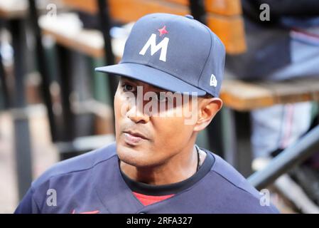 St. Louis, États-Unis. 01 août 2023. Tony Diaz, entraîneur des Twins du Minnesota, examine les tribunes avant un match contre les St. Louis Cardinals au Busch Stadium à St. Louis le mardi 1 août 2023. Photo de Bill Greenblatt/UPI crédit : UPI/Alamy Live News Banque D'Images